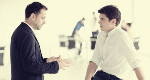 collègues qui discutent