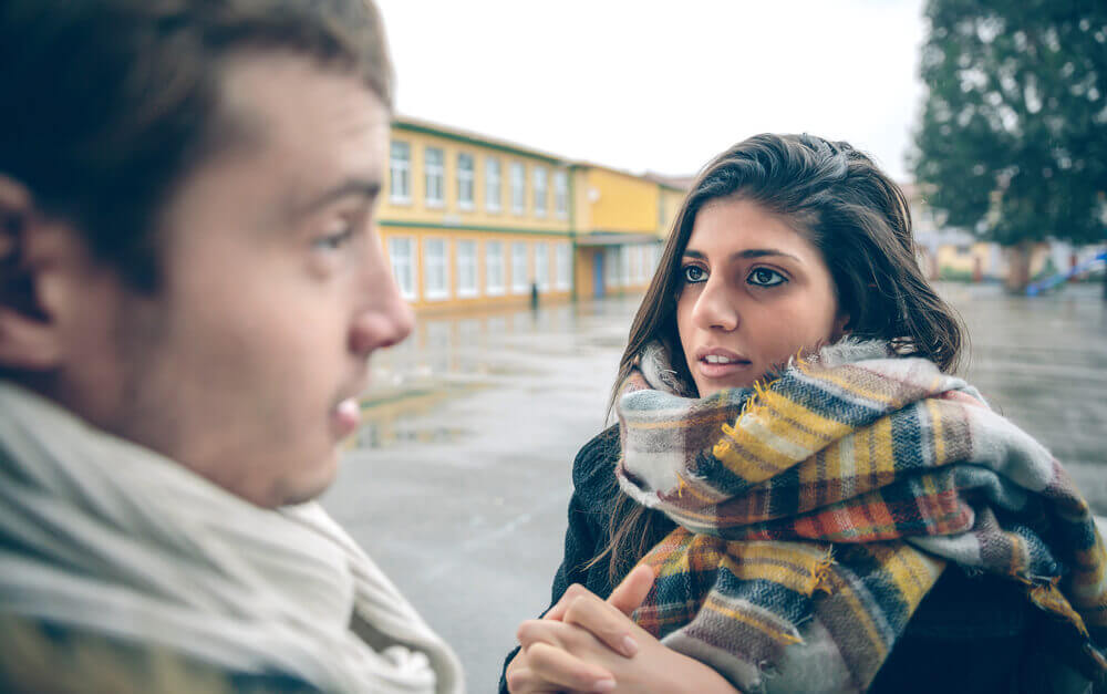 personnes faisant des commérages