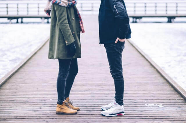 deux personnes qui parlent