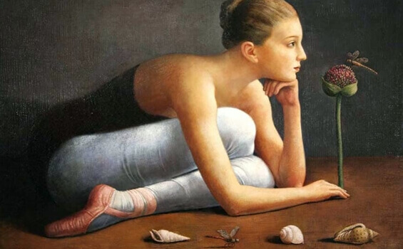 danseuse observant une libellule sur une fleur