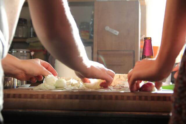 deux personnes qui cuisinent