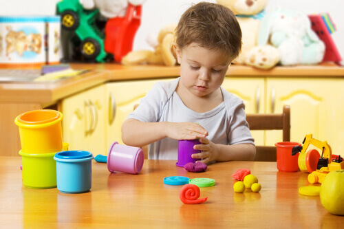 enfant jouant à la pâte à modeler