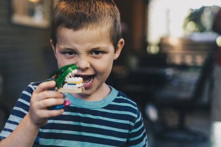 enfant faisant une crise de nerfs