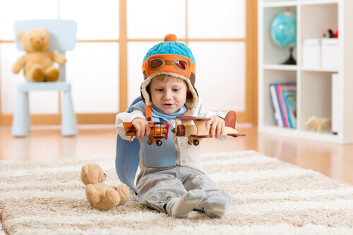 enfant jouant avec des avions
