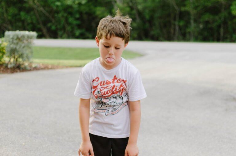 enfant qui tire la langue