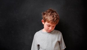 Comment la maltraitance dans le couple affecte-t-elle les enfants ?