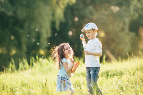 enfants jouant ensemble dans un champ
