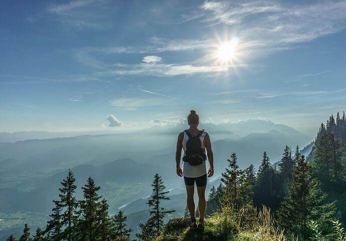 femme a la montagne