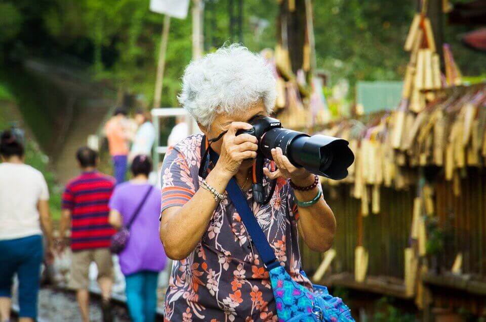 femme âgée qui prend des photos