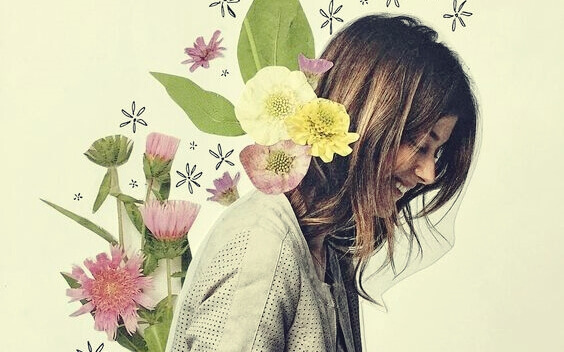 femme souriante avec des fleurs dans le dos