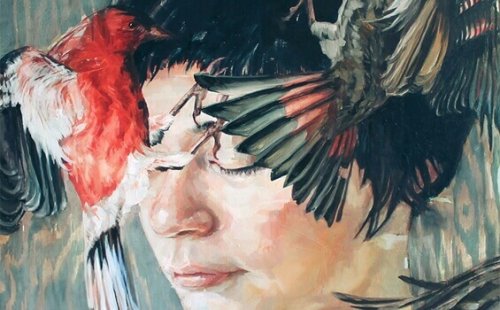 femme avec des oiseaux