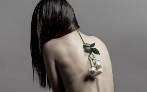 femme avec fleurs dans le dos