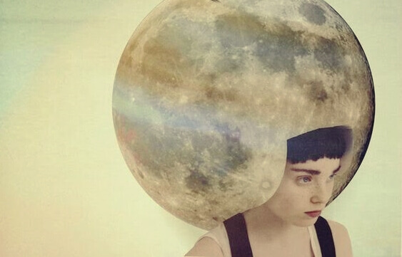 femme avec une lune sur la tête