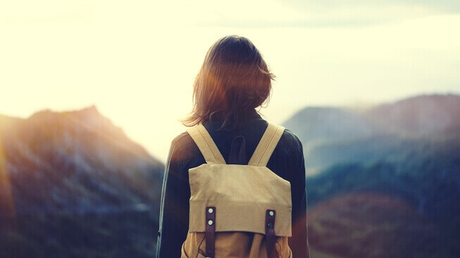 femme face aux montagnes