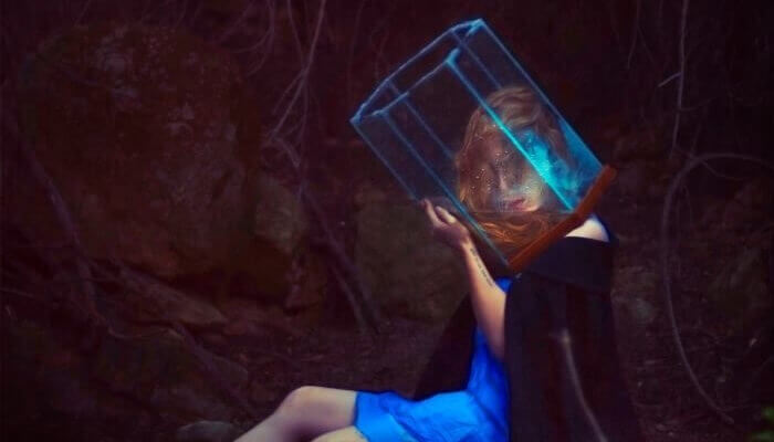 femme ayant la tête enfermée dans un bocal