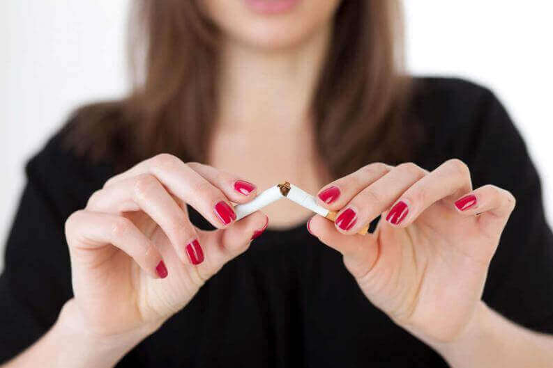 femme décidant d'arrêter de fumer