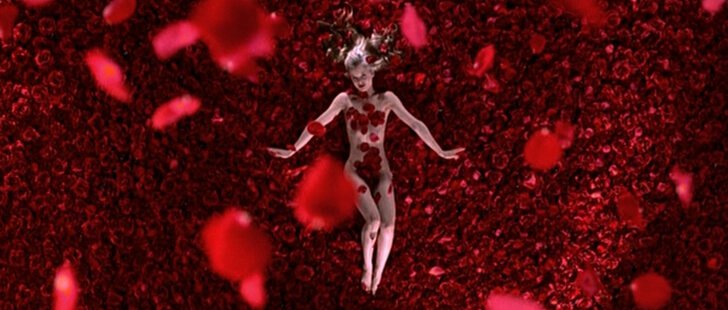 Angela entourée de roses dans le film American beauty