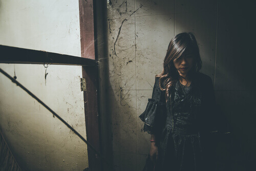 femme dans l'obscurité