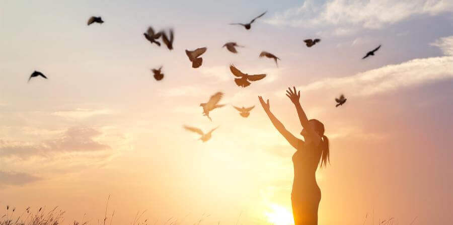 femme lâchant des colombes