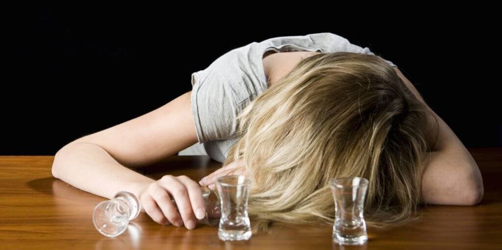 femme ayant un problème avec l'alcool