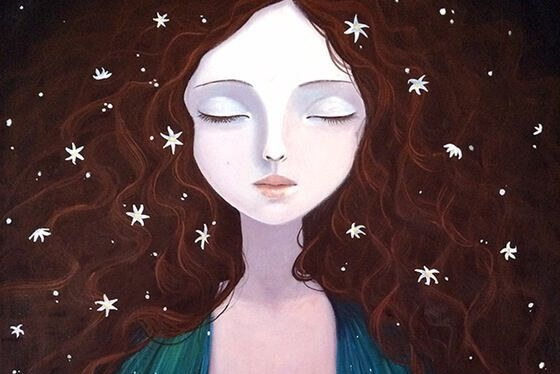 femme avec des étoiles dans les cheveux