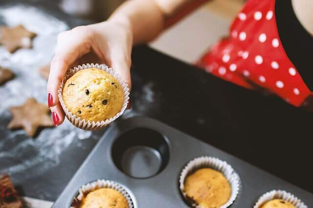 femme qui cuisine des muffins