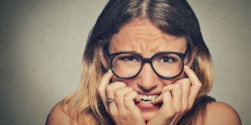 femme qui se mord les ongles