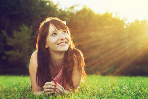 femme optimiste qui sourit