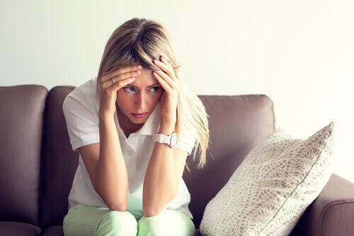 femme étant contrariée par le vaginisme