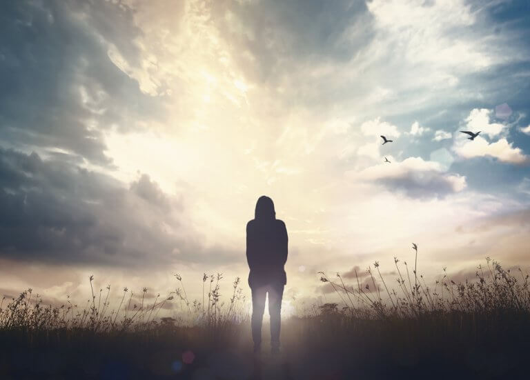 femme seule à contre-jour