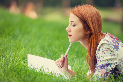femme tenant un journal