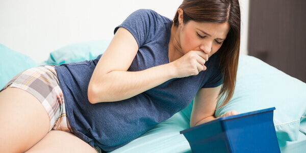 femme tentant de se faire vomir