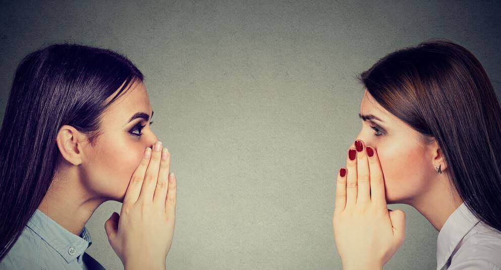 personnes faisant des commérages