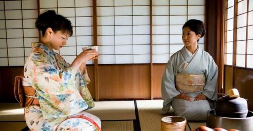 femmes en pleine cérémonie du thé