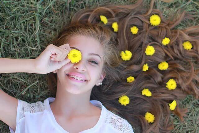 adolescente avec des fleurs