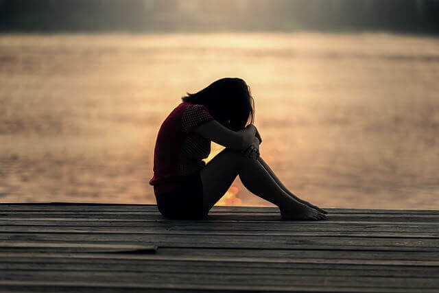fille adolescente qui pleure sur une jetée