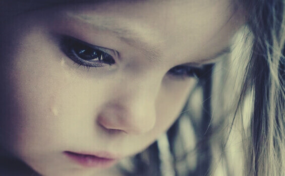 petite fille qui pleure