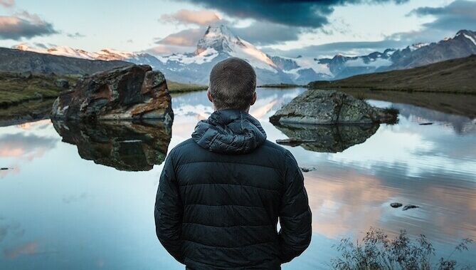 homme face à un paysage