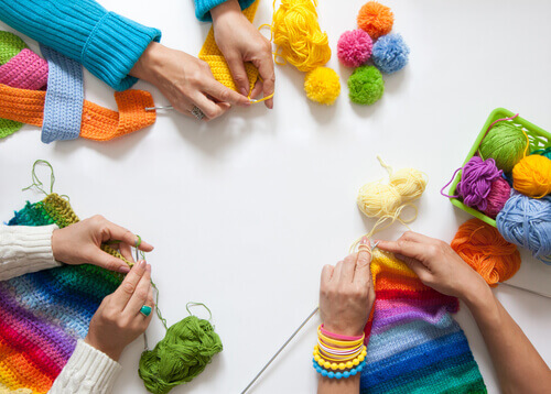 groupe faisant du tricot