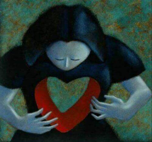 femme avec un trou en forme de coeur dans le buste