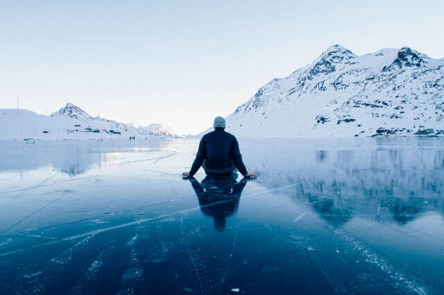 homme face à un paysage glacé