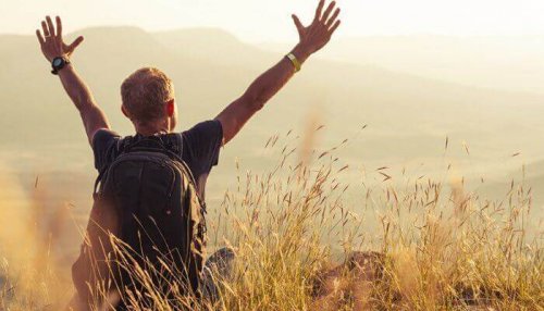 homme avec sac à dos