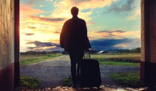 homme avec une valise