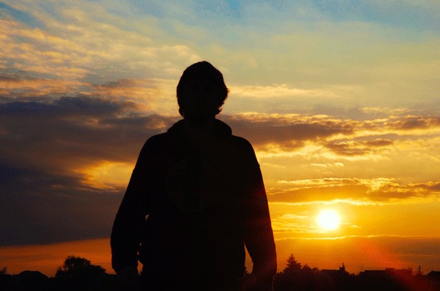 homme face au crépuscule
