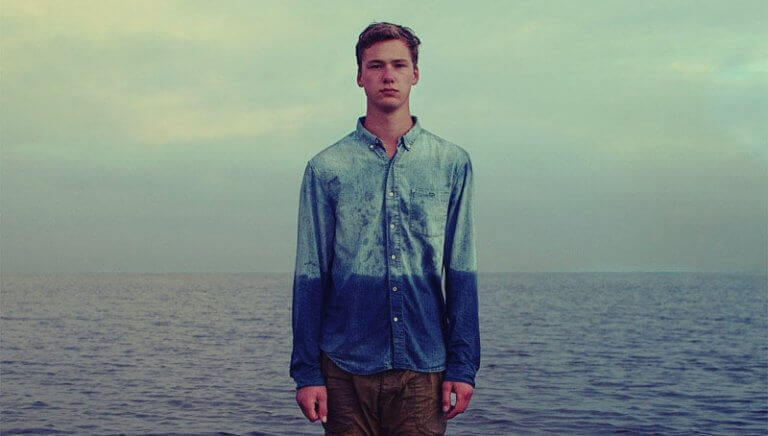 homme qui s'est baigné habillé