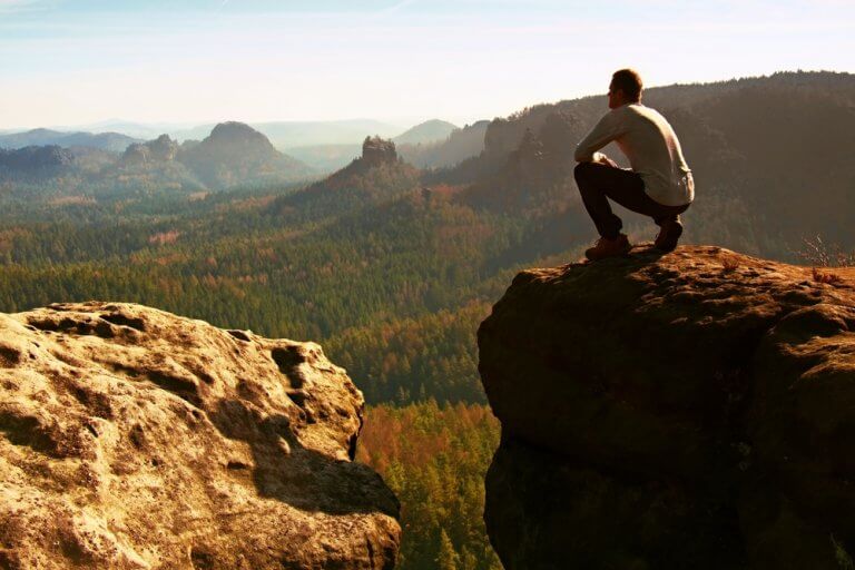 homme sur une falaise