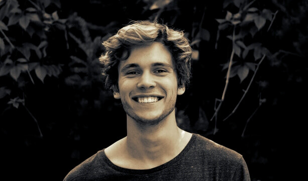 homme souriant