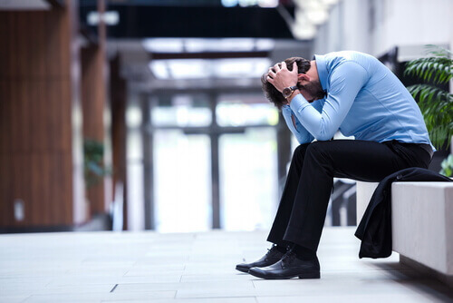 homme triste en deuil