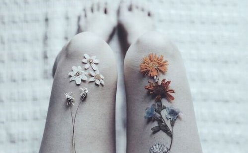 jambes avec des fleurs