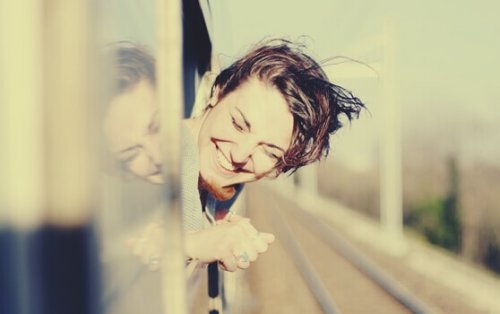 jeune femme par une fenêtre de train